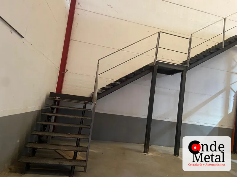 Escalera y altillo para nave