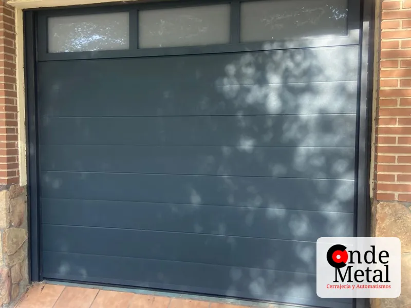Puerta seccional con ventanas acristaladas